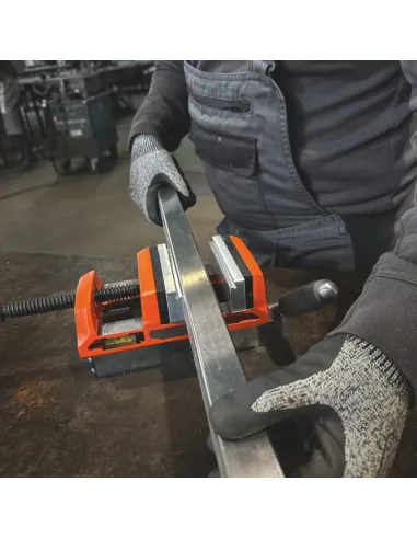 mordaza magnética FEIN VersaMAG sujeta a superficie metálica